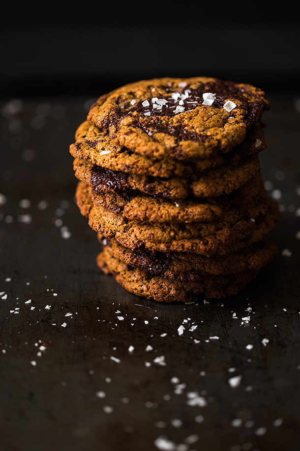 Chewy-Dark-Chocolate-Chunk-Cookies-with-Sea-Salt-via-Slim-Palate